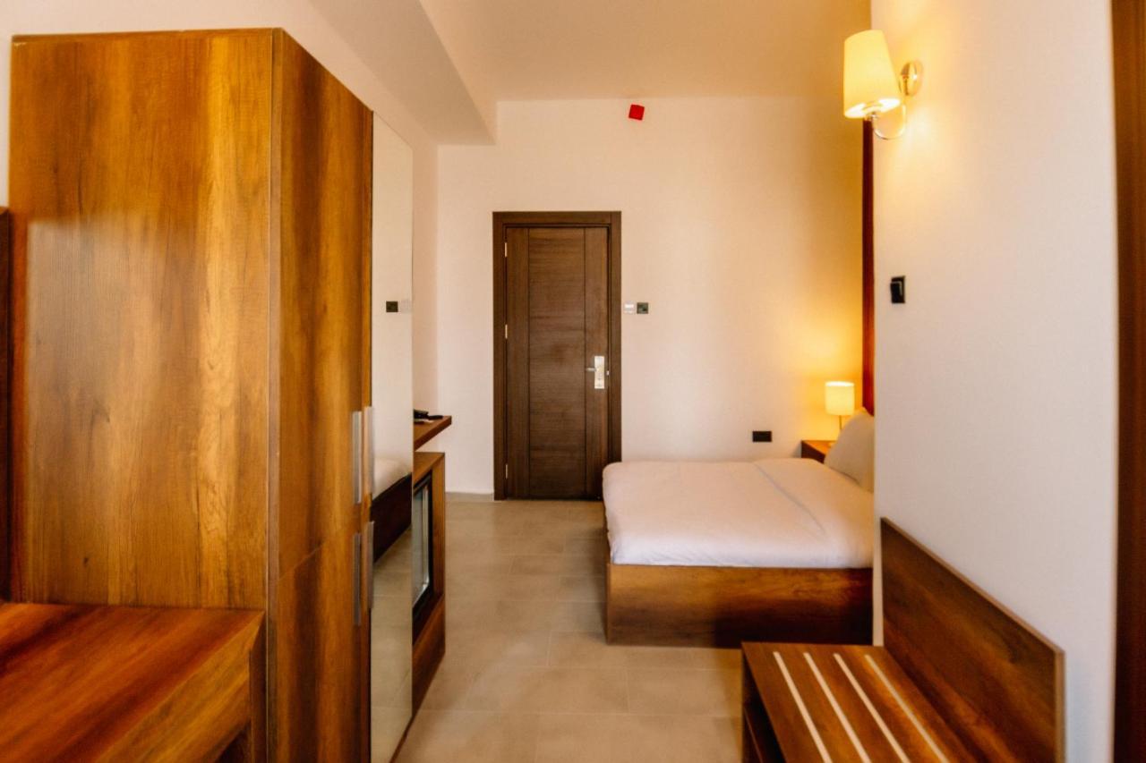 Cezar'S Airport Hotel Nicosia Exterior photo