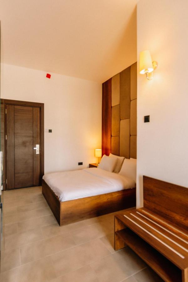 Cezar'S Airport Hotel Nicosia Exterior photo